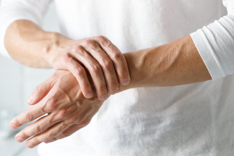 Artrite reumatoide: mesmo com inflamação controlada, pacientes podem sofrer com dor e fadiga