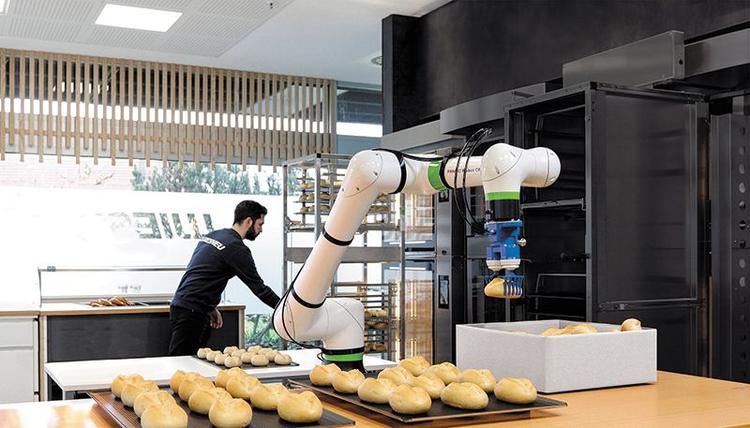 FANUC cobot packaging in bakery. (FANUC/IFR)