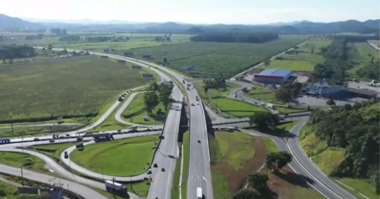Viaduto em construção provoca bloqueio de retorno na BR-470 em Navegantes; saiba horários e rotas alternativas