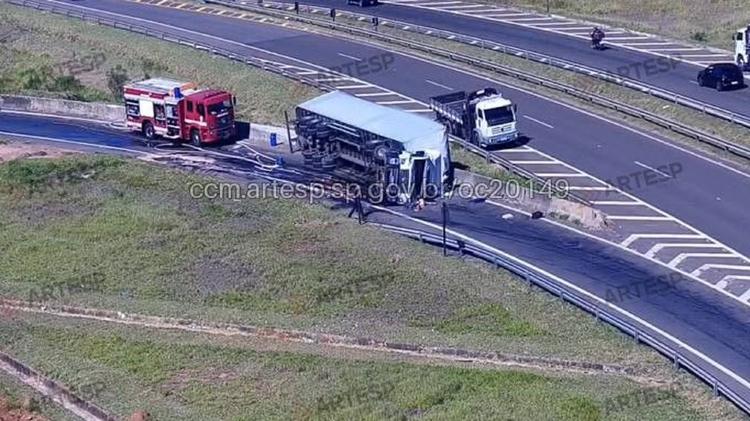 Caminhão tomba e interdita alça da rodovia SP-209 em Botucatu