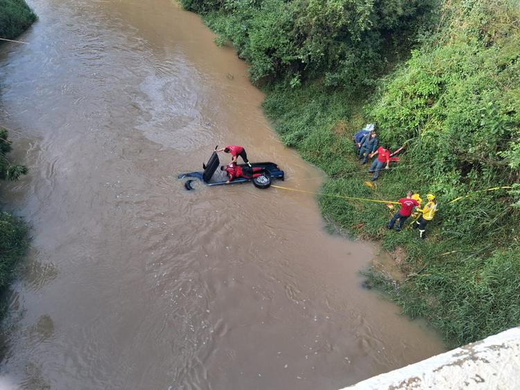 Mulher morre após carro cair em rio e ficar 40 minutos submersa na Grande Florianópolis