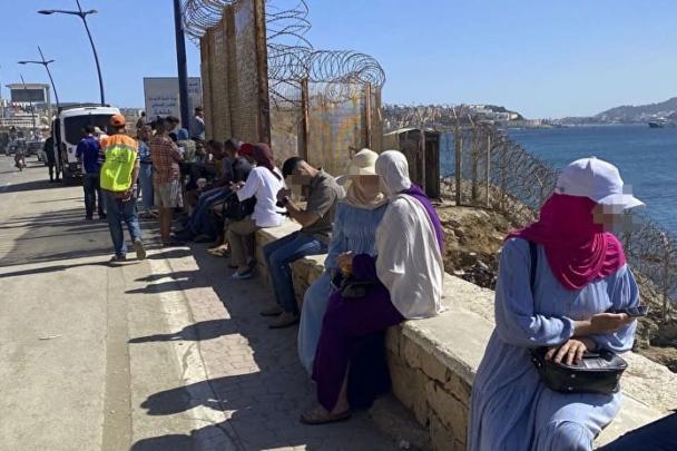 لتسريع عودتهم إلى المغرب.. سلطات سبتة تخصص حافلات لنقل المهاجرين