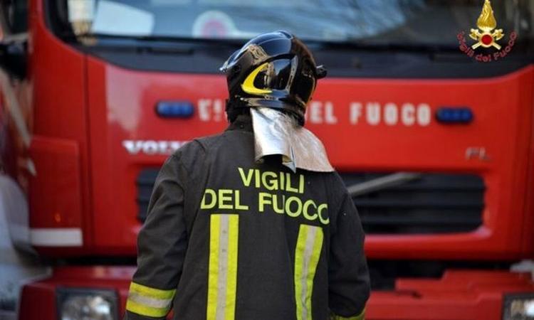Otto ragazzini bloccati su giostra a 30 metri, paura nel Torinese. Alcuni fermi a testa in giù
