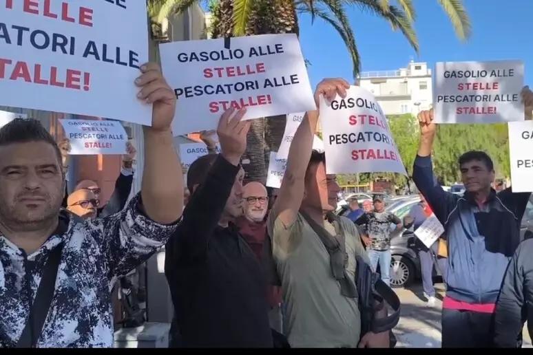 Manfredonia, anche i pescatori in piazza contro il caro gasolio: «I costi sono raddoppiati»