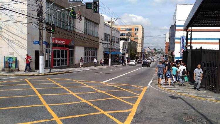 Acidente em avenida do Centro de Mogi das Cruzes causa congestionamento