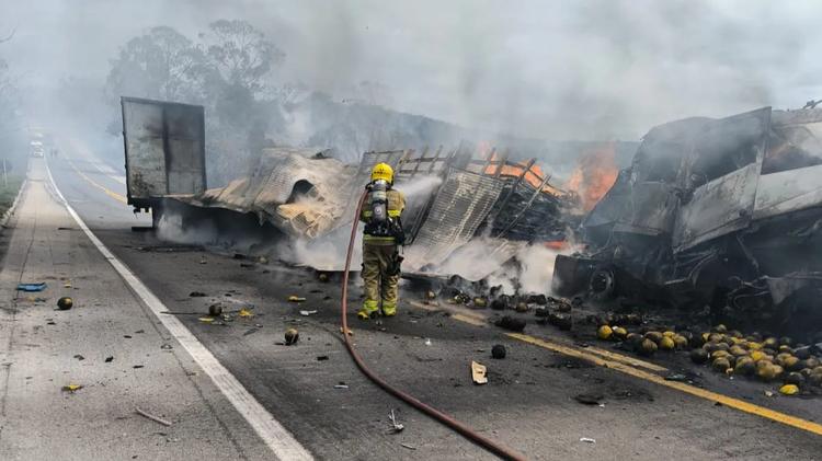 Duas carretas pegam fogo após batida na BR-251 e duas pessoas ficam feridas