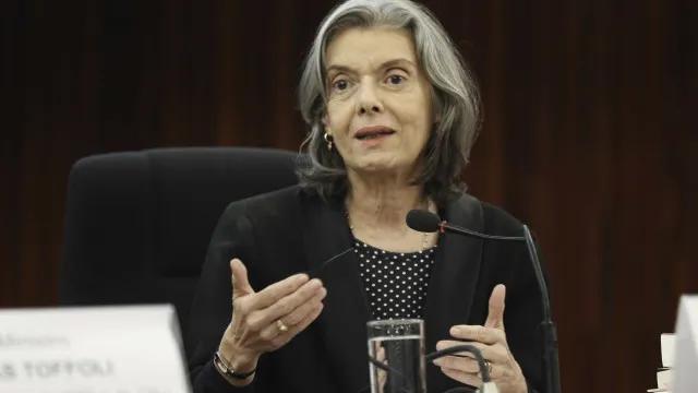 Cármen Lúcia relata que evitava reclamar do trabalho para não ser estigmatizada