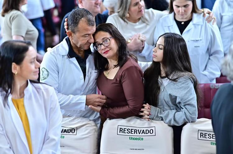 Incentivado pela filha, aposentado se torna calouro em medicina aos 58 anos no interior de SP: ‘Precisamos acreditar em nós’