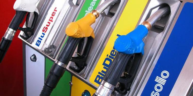 Benzina e gasolio, prezzi in aumento: in cinque giorni il pieno costa fino a 3 euro in più