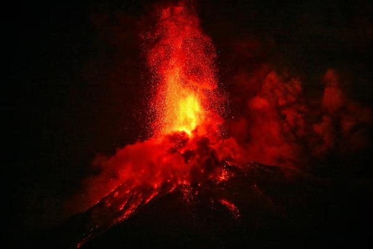 Vulcão mais ativo da América Central tem explosões, e Guatemala declara alerta de perigo na capital