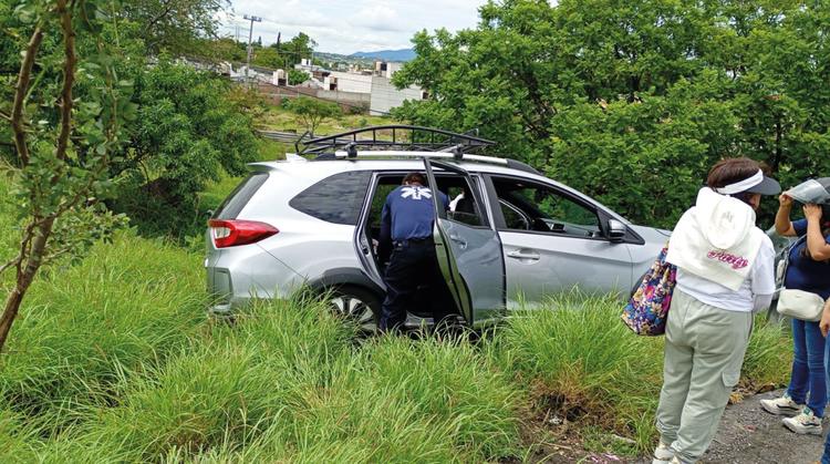 ¡Milagro en el Distribuidor de Cuautla! Camioneta se estrella contra muro tras perder el control en curva elevada