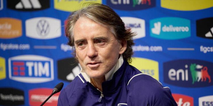 Italia, Mancini divide il gruppo: 10 azzurri non partono per la Turchia. Out Barella, Maldini, Mancini e Coppola