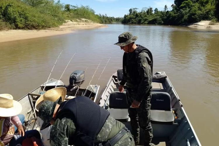 Quatro homens são autuados em R$ 8,1 mil por pesca em local proibido no interior de SP