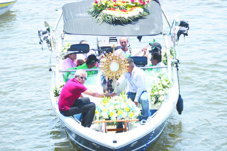 Con procesión náutica y acrobacias de esquí, celebran 83 años de tradición en Tequesquitengo