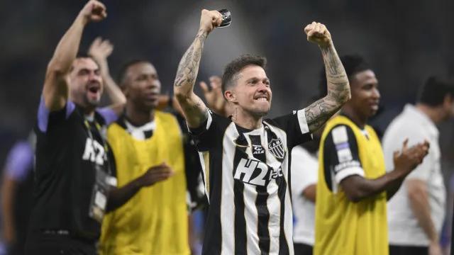 Atlético-MG domina e vence Cruzeiro em clássico brigado com três expulsões