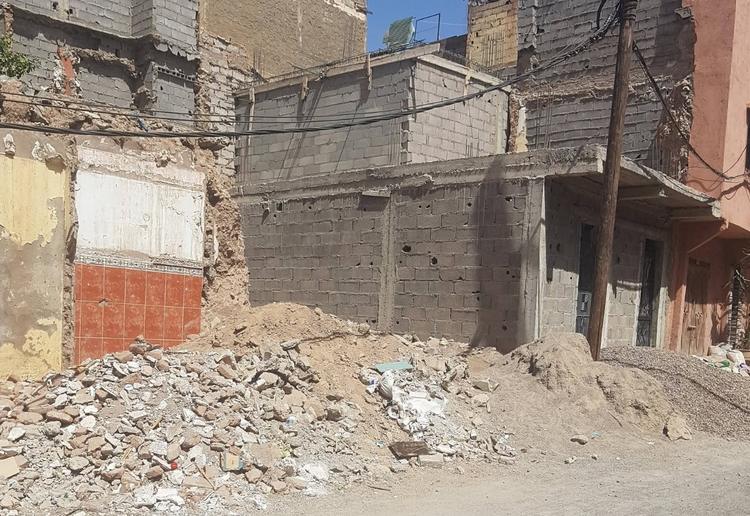 مخلفات هدم منازل متضررة من زلزال الحوز تحول حي بمراكش إلى مطارح عشوائية