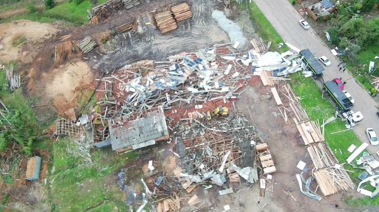 Temporal e tornado no RS deixam um morto, mais de 2 mil pessoas fora de casa e estragos em 114 cidades; VÍDEO