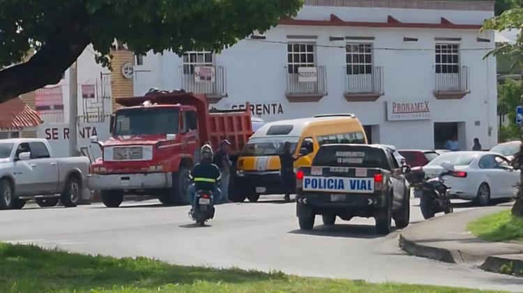 ¡Vaya tallón! Choque entre camión y ruta 16 desata el caos en Zacatepec