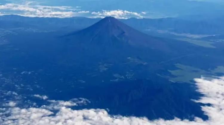 Pai deixa filho de 7 anos sozinho em caminhada no Monte Fuji