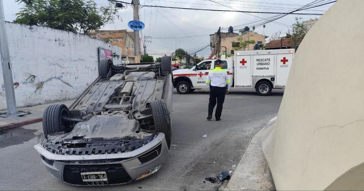 Vuelca su automóvil por atender el celular en Cuautla