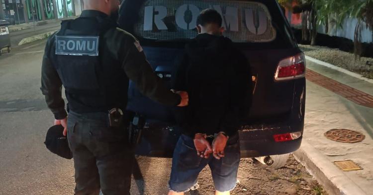 Adolescente é vítima de importunação sexual ao sair de mercado em Balneário Camboriú; suspeito exige número de celular