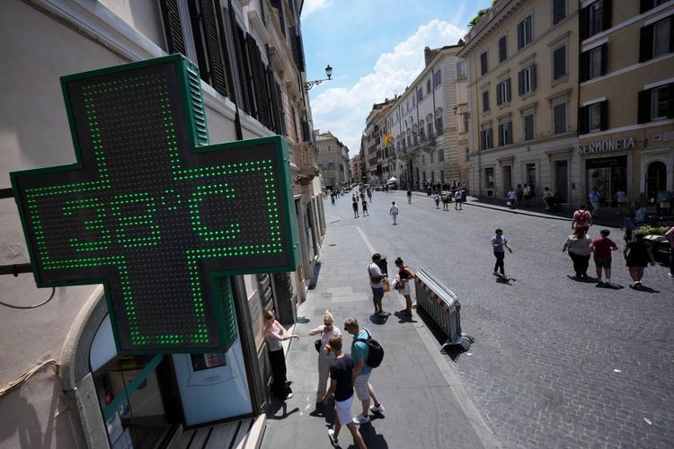 Caldo, 18 città con bollino rosso ma scatta l’allerta temporali in 5 regioni. In Francia muore un altro bimbo: era chiuso in auto