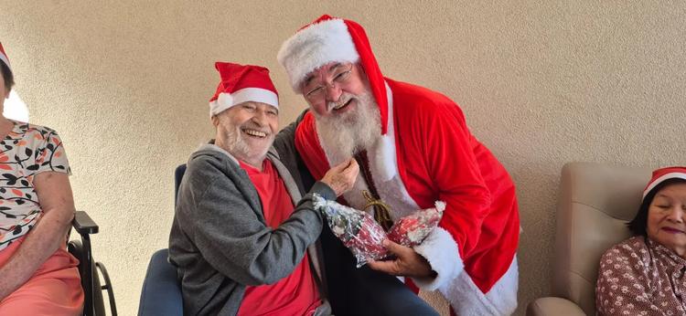 O que o Papai Noel faz no São João? Na Paraíba, ele veste xadrez e faz fogueiras