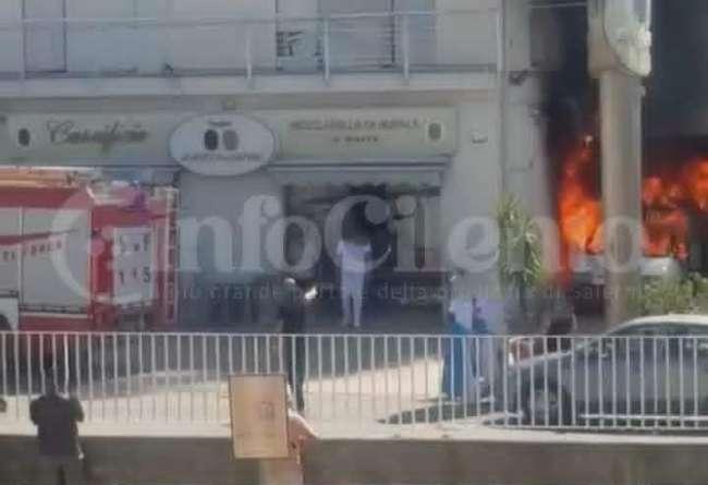 Paura a Eboli: incendio devasta un veicolo commerciale nei pressi di un noto caseificio