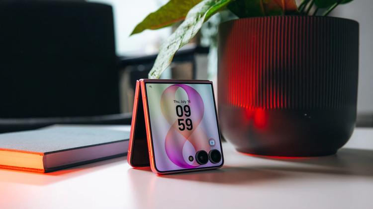 galaxy z flip 8 partially folded