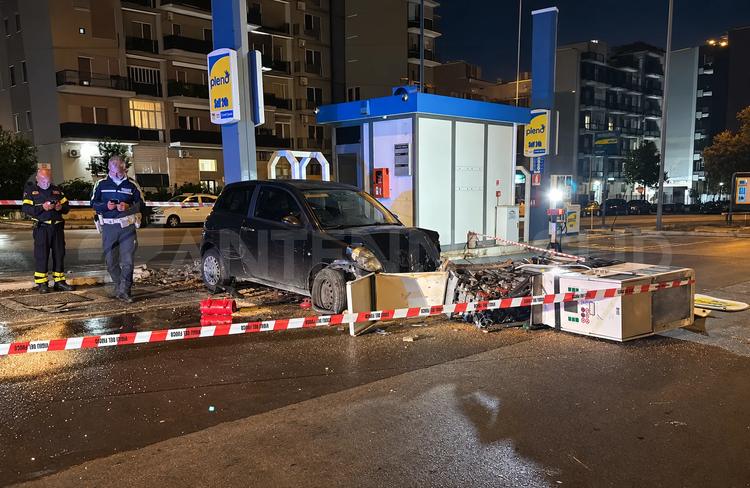 Taranto, auto contro una colonnina di benzina: conducente ferito