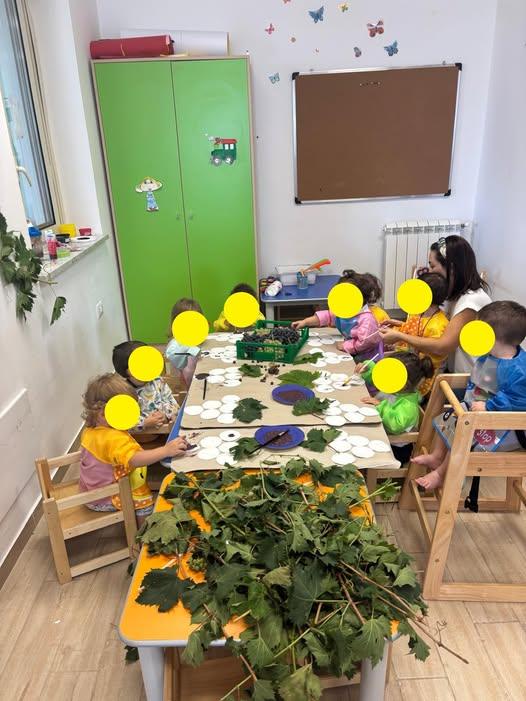 🍇Anche all’asilo nido di Gioiosa Marea è arrivata la vendemmia, con i nostri piccoli protagonisti alle prese con lavore...