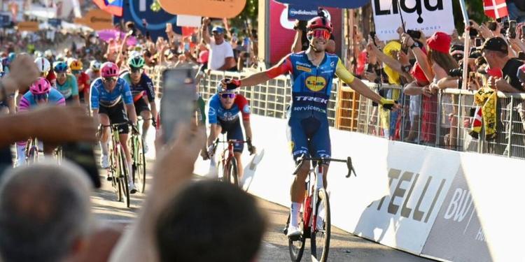 Giro d'Italia, a Roma lo sprint di Milan. Vingegaard è re in rosa: "E' qualcosa di speciale"