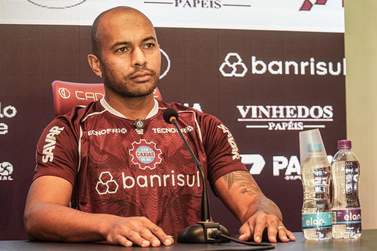 Centroavante tem contusão no ombro e preocupa para enfrentar o Figueirense