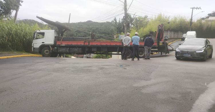 Caminhão fica preso na curva e bloqueia trânsito próximo ao Mirante de Itapema