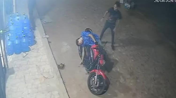 Homem acerta pedrada no rosto de assaltante e impede crime no Ceará; suspeito desmaiou