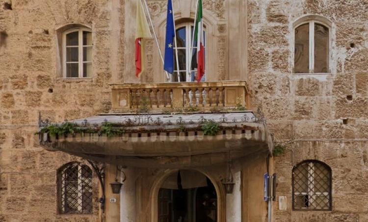 Crollano calcinacci in scuola a Palermo, 3 studentesse e un professore feriti