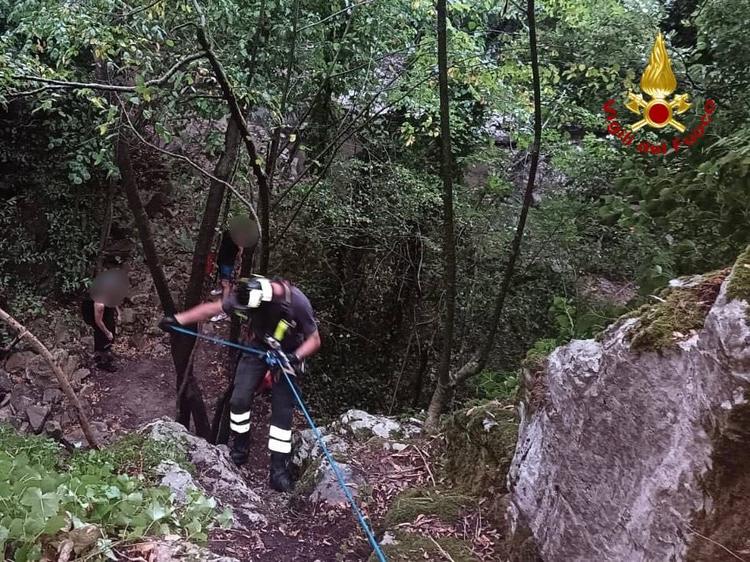 San Fele: tre escursionisti cadono in un burrone, salvati dai VdF