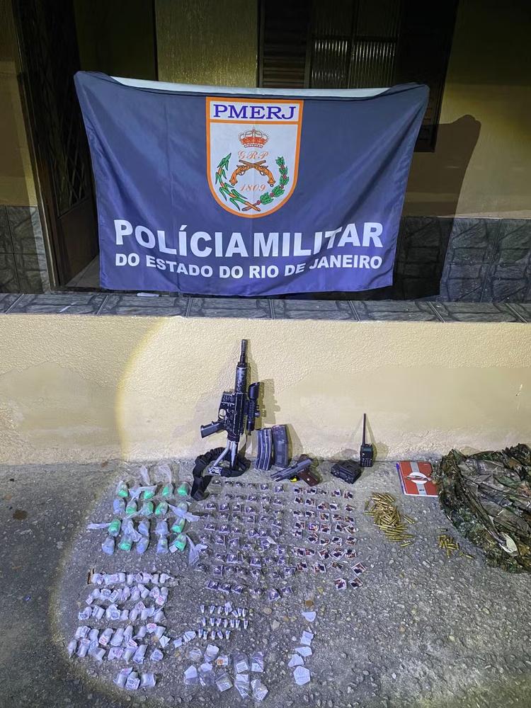 Quatro homens são presos com fuzil, drogas e munições em Resende