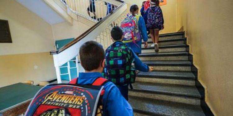 Coltello nello zaino a sei anni: allarme in una scuola del Leccese