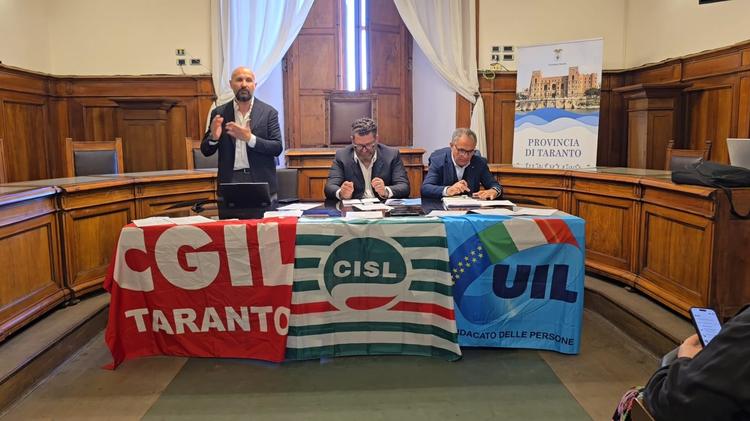 Taranto, sindacati presentano piattaforma: Decaro assente
