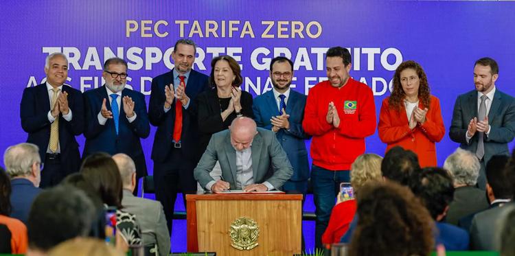 Lula assina PEC que estabelece tarifa zero no transporte público aos fins de semana