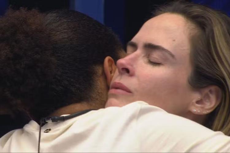 Tia Milena encontra jogadoras do Santos e revela como passou a gostar de abraços; VÍDEO
