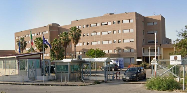 Detenuti sui tetti per protesta, undici agenti feriti nel carcere di Siracusa