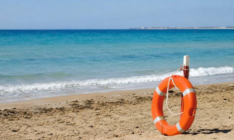 Salva i due figli gemelli dalle onde e muore in spiaggia: tragedia davanti ai loro occhi in Puglia