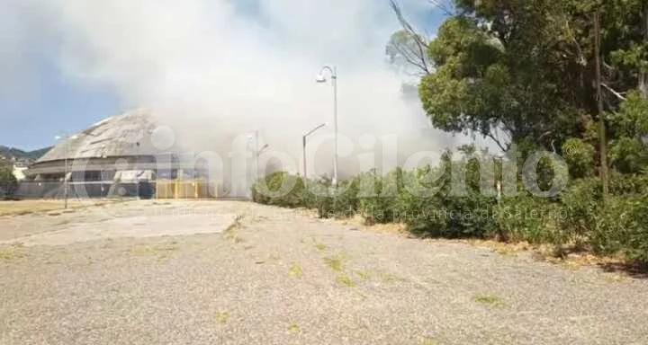 Paura a Eboli: incendio di vegetazione sfiora il PalaSele, vigili del fuoco sul posto