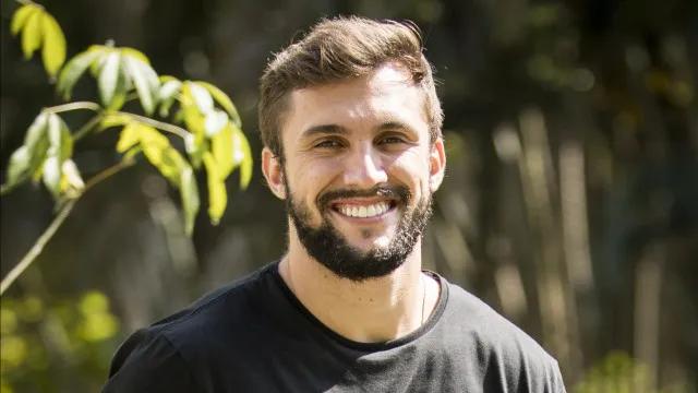 'Não paguei porque estava no BBB', relembra Arthur Picoli sobre cartão bloqueado