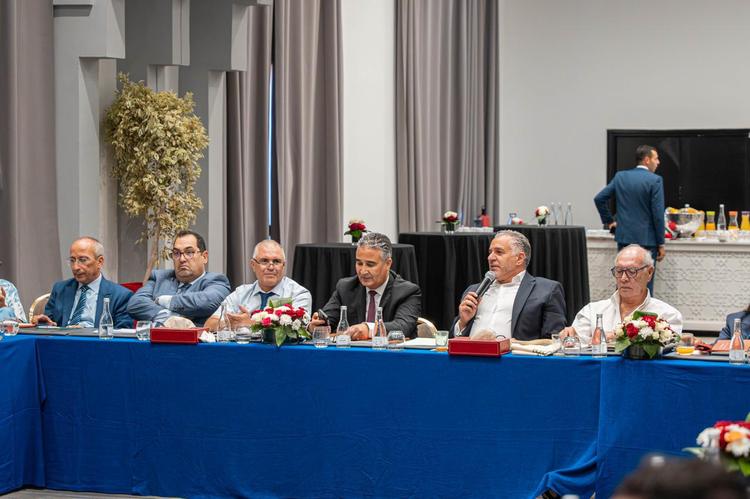 جمع العام العادي الانتخابي للمجلس الجهوي للسياحة مراكش-آسفي دينامية متجددة ورهانات هيكلية من أجل المستقبل 29 شتنبر 2026 مراكش، في 29 شتنبر 2026 – عقد المجلس الجهوي للسياحة مراكش-آسفي جمعه العام العادي الانتخابي يوم 29 شتنبر 2026 بفندق موفنبيك مراكش، بحضور ممثلي الهيئات الثلاث للمجلس: المنتخبين والمؤسساتيين ومهنيي السياحة. وقد خُصِّص هذا الجمع العام على الخصوص لتقديم ودراسة التقريرين الأدبي والمالي برسم سنة 2025، وكذا لتلاوة تقرير مراقب الحسابات. وعقب هذه العروض والنقاش مع الأعضاء، منح الجمع العام إبراء الذمة عن تدبير سنة 2025. كما نوّه أعضاء الجمع العام بالمجهودات التي بذلها السيد حميد بنطاهر، رئيس المجلس الجهوي للسياحة مراكش-آسفي، وكافة أعضاء مكتبه، من أجل تنمية وإشعاع وجهة مراكش وجهتها. وقد أُولي اهتمام خاص للأعمال المنجزة لفائدة أقاليم الجهة، من خلال مقاربة تروم تعزيز حضورها وجاذبيتها واندماجها في الدينامية السياحية الجهوية. كما أبرز الجمع العام المبادرات المخصصة لتثمين التراث الثقافي اللامادي والمهارات والتقاليد والتجارب الأصيلة، التي تشكّل مكوّناً أساسياً لهوية مراكش-آسفي وجاذبيتها. وتندرج هذه الدينامية في إطار رؤية للترويج الترابي أكثر إدماجاً، تهدف إلى تمكين كافة المجالات الترابية للجهة من الاستفادة من النمو السياحي، وتعزيز تموقع مراكش-آسفي كوجهة متنوعة ومستدامة وغنية بتراثها وتجاربها. وفي ختام هذا الجمع العام، جدّد الأعضاء ثقتهم في السيد حميد بنطاهر بإعادة انتخابه لولاية جديدة. وتعكس إعادة الانتخاب هذه الإرادة الجماعية في مواصلة، إلى جانب المنتخبين والمؤسساتيين والمهنيين، دينامية طموحة للترويج لوجهة مراكش-آسفي وتنميتها، مع مواكبة إنجاز المشاريع المهيكلة وتعزيز المنظومة السياحية الجهوية.