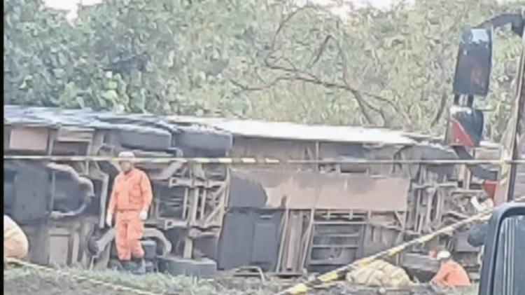 Oito morrem em tombamento de ônibus em Petrópolis