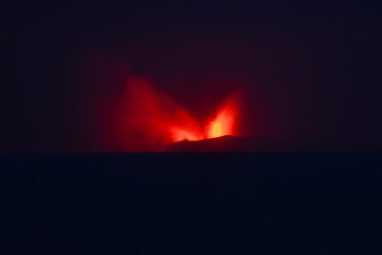 Vulcão Anak Krakatau entra em erupção na Indonésia, e voos no aeroporto de Jacarta são suspensos