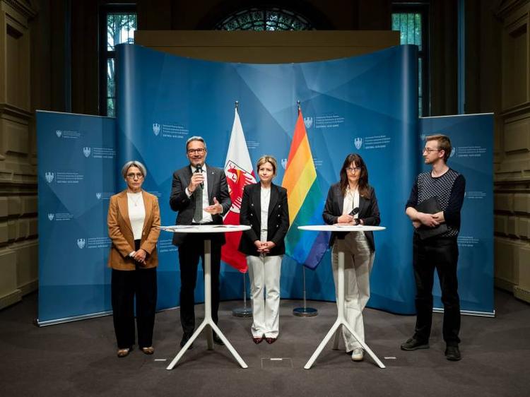 A Bolzano la bandiera rainbow al posto del Tricolore